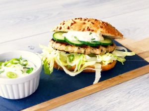Frisse Kipburger met munt en citroen