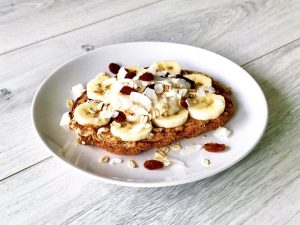 Brood met pindakaas, philadelphia en banaan