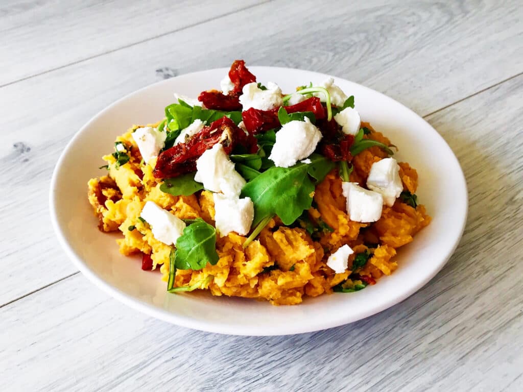 Zoete Aardappel en Pompoenstamppot met Rucola, Zongedroogde Tomaat en Geitenkaas - Afvallen Almere gezond recept